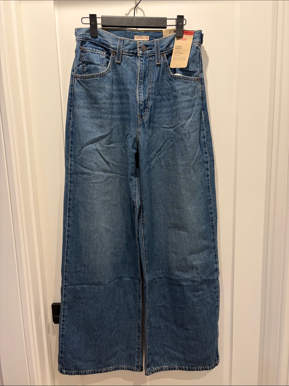 Levi's Women's Cinch Baggy Jeans. 28x31. Brand new, in the Wash Chasing Dreams